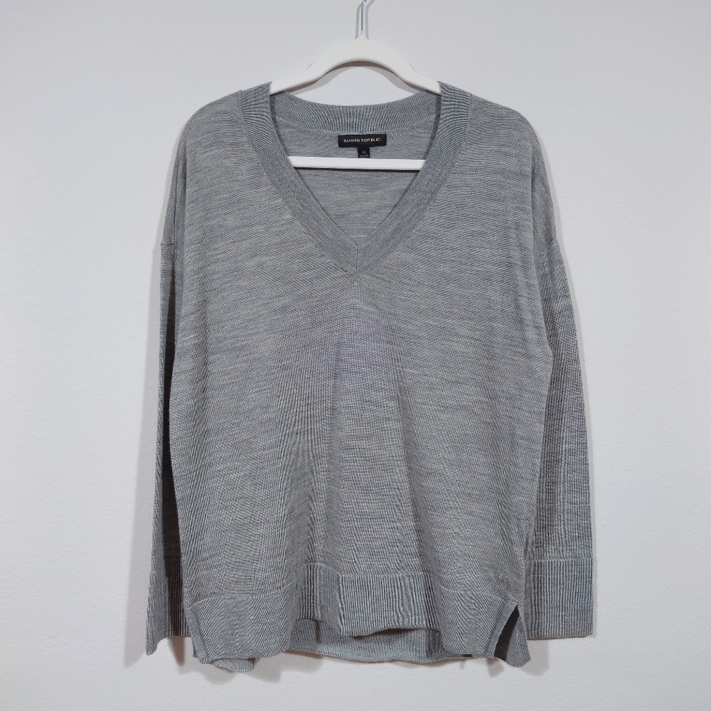 Banana Republic Merino Wool Sweater Gray V Neck Lightweight Knit Size M Soft